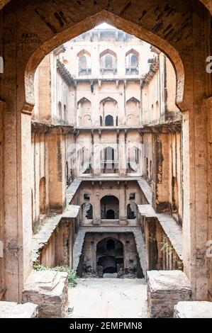 Blick auf die Rani Ki Baoli, Schritt gut, in Neemrana, Indien Stockfoto