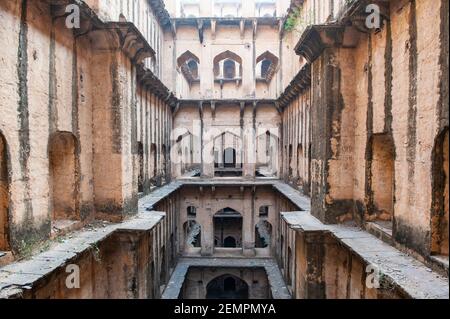 Blick auf die Rani Ki Baoli, Schritt gut, in Neemrana, Indien Stockfoto
