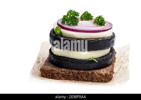 Sandwich mit schwarzem Roggenbrot und schwarzer Puddingwurst isoliert Auf Weiß Stockfoto