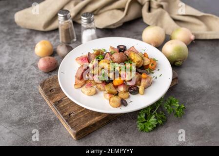 Geröstetes Gemüse auf einem weißen Teller servieren Stockfoto