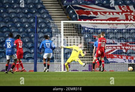 Lior Refaelov (zweiter links) von Royal Antwerp erzielt beim Spiel der UEFA Europa League im Ibrox-Stadion in Glasgow das erste Tor ihrer Mannschaft. Bilddatum: Donnerstag, 25. Februar 2021. Stockfoto