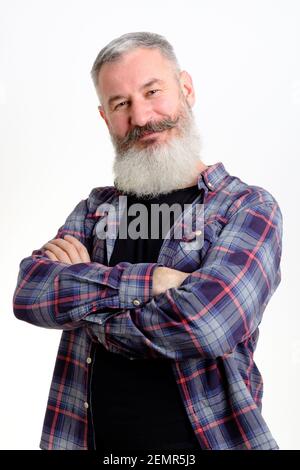 Studio Porträt von lächelnden reifen bärtigen Mann in lässigen Kleidung suchen, um Kamera, informellen Lebensstil, gelber Hintergrund. Stockfoto