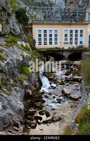 Río Urdón, Cuenca del Deva, Desfiladero de La Hermida, Kantabrien. Stockfoto