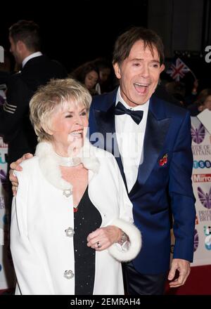 Gloria Hunniford und Cliff Richard kommen bei den Daily Mirror Pride of Britain Awards 2018 im Grosvenor Hotel, London an. Bilddatum: Montag, 29th. Oktober 2018. Bildnachweis sollte lauten: David Jensen Stockfoto