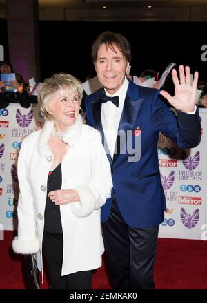 Gloria Hunniford und Cliff Richard kommen bei den Daily Mirror Pride of Britain Awards 2018 im Grosvenor Hotel, London an. Bilddatum: Montag, 29th. Oktober 2018. Bildnachweis sollte lauten: David Jensen Stockfoto