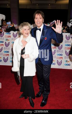 Gloria Hunniford und Cliff Richard kommen bei den Daily Mirror Pride of Britain Awards 2018 im Grosvenor Hotel, London an. Bilddatum: Montag, 29th. Oktober 2018. Bildnachweis sollte lauten: David Jensen Stockfoto