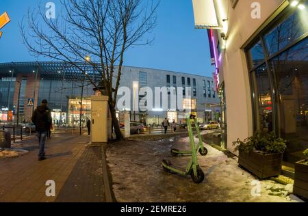 Krakau, Polen - 20. Februar 2021: Bolt Electric Scooter, oder Mobility Scooter, sind motorisierte Fahrzeuge entwickelt, um Menschen zu helfen, sich leichter Stockfoto