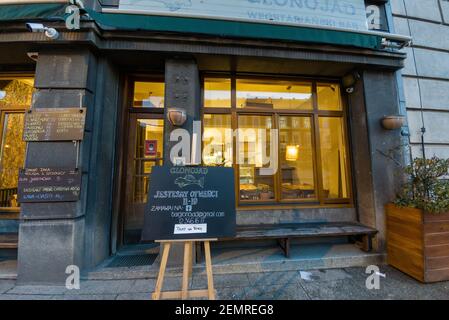 Krakau, Polen - 20. Februar 2021: Außenansicht eines Fischrestaurants, das nur die Mitnahmen aufgrund einer Zwangspandemie erlaubt. Stockfoto