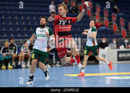 Hannover, Deutschland. Februar 2021, 25th. Handball: Bundesliga, TSV Hannover-Burgdorf - MT Melsungen, Matchday 9 in der ZAG Arena. Melsungen Timo Kastening wirft auf das Tor. Quelle: Swen Pförtner/dpa/Alamy Live News Stockfoto