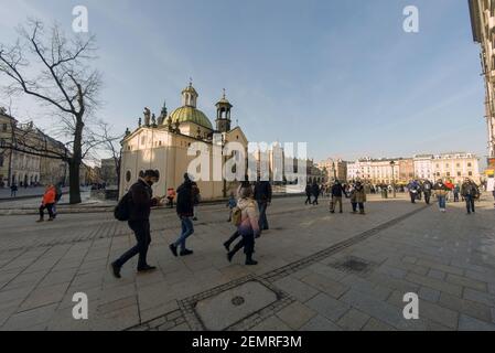 Krakau, Polen - 20. Februar 2021: Weitwinkelaufnahme eines krakauer Stadtzentrums und Menschen, die während einer kovidischen Pandemie in der Altstadt einen Spaziergang in Maske machen Stockfoto