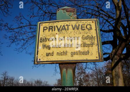 Deutsche Zeichen, die Übersetzung in Englisch: Private Pfad - geben Sie auf eigene Gefahr, Pfad wird nicht gelöscht und nicht gerickt Stockfoto