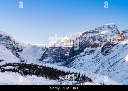 Wunderschöne Aussicht auf einen Gletscher entlang des Icefields Parkway In den kanadischen Rockies Stockfoto