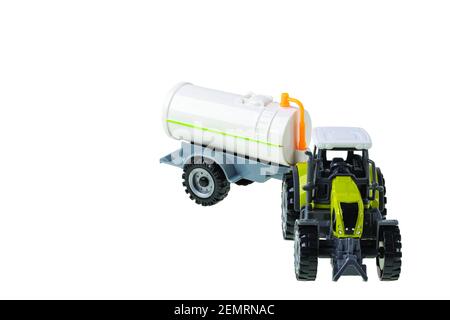 Nahaufnahme Ansicht Spielzeug Traktor mit Wasser Flüssigkeit Anhänger isoliert auf weißem Hintergrund. Stockfoto