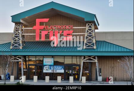 Houston, Texas USA 01-01-2021: Fry's Electronics Storefront in Houston, TX. US Retailer of Consumer Electrical wares and Appliances, gegründet 1985. Stockfoto