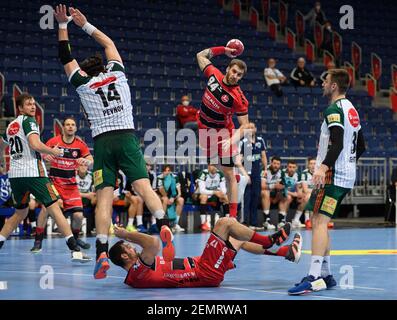 Hannover, Deutschland. Februar 2021, 25th. Handball: Bundesliga, TSV Hannover-Burgdorf - MT Melsungen, Matchday 9 in der ZAG Arena. Melsungen Domagoj Pavlovic wirft auf Tor. Quelle: Swen Pförtner/dpa/Alamy Live News Stockfoto