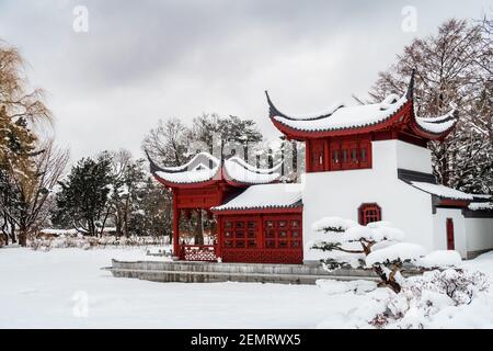 Winteransicht eines chinesischen Pavillons im Botanischen Garten von Montreal Stockfoto