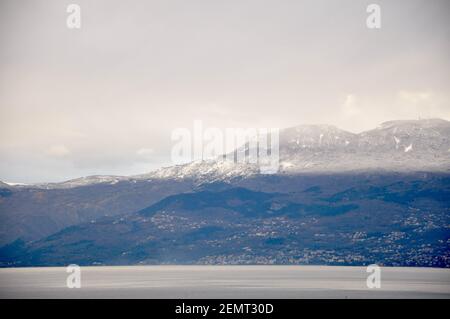 Berg Ucka Winter Blick von Kvarner Bucht, Schneezeit.Nebel auf Berg Ucka in Kvarner Bucht, Kroatien Stockfoto