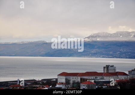 Berg Ucka Winter Blick von Kvarner Bucht, Schneezeit.Nebel auf Berg Ucka in Kvarner Bucht, Kroatien Stockfoto