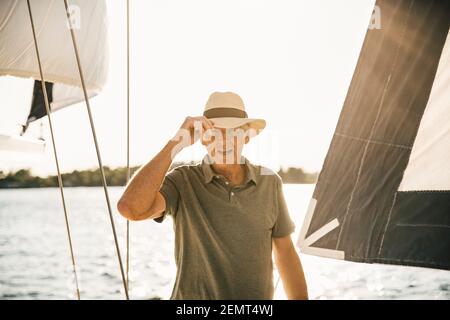 Porträt von älteren Mann mit Hut im Boot auf sonnig Tag Stockfoto