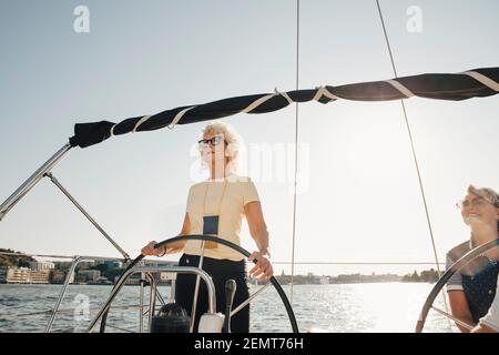 Ältere Frau Segelboot mit Freundin gegen klaren Himmel An sonnigen Tag Stockfoto