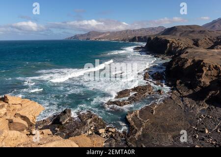 Blick auf den Strand von La Pared. Schöne Aussicht auf das klare Meer, Wellen, Klippen und Strand in Playa de la Pared - Kanarische Inseln, Fuerteventura, Spanien. Stockfoto
