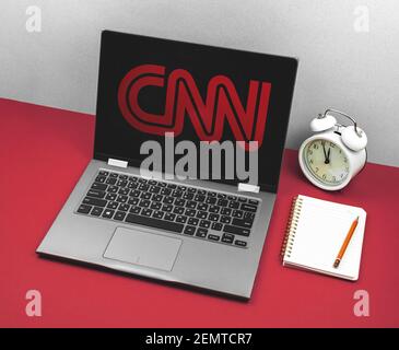 Charkow, Ukraine - 24. Februar 2021: CNN News Logo auf Laptop-Bildschirm, kreative Vorlage Foto Stockfoto