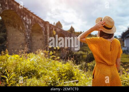 Tourist Frau genießen Blick auf Viadukt Eisenbahnbrücke in Vorokhta. Reise nach Sommer Karpaten Berge in der Ukraine. Reisen durch Europa Stockfoto