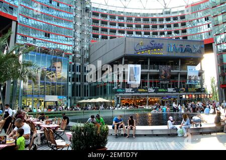 Sony Center in Berlin, Deutschland. Innenhof. Stockfoto