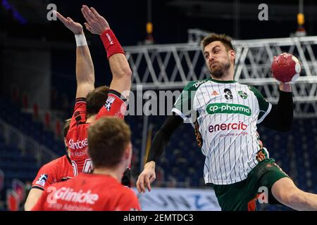 Hannover, Deutschland. Februar 2021, 25th. Handball: Bundesliga, TSV Hannover-Burgdorf - MT Melsungen, Matchday 9 in der ZAG Arena. Nejc Cehte von Hannover wirft auf das Tor. Quelle: Swen Pförtner/dpa/Alamy Live News Stockfoto