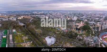 Luftüberwinterungstag ohne Schnee Blick in Charkiw Stadtzentrum Park von Maxim Gorki. Sehenswürdigkeiten Erholungsgebiet mit See und Grünflächen Stockfoto