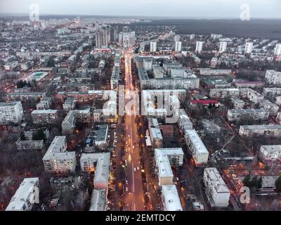 Luftaufnahme Kharkiv Stadtzentrum Nauky Avenue. Pavlove Pole und Botanischer Garten mit mehrstöckigen hohen Gebäuden am Abend. Graue Winterstadt mit Stockfoto