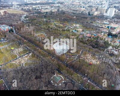 Luftaufnahme Winter Tagesansicht in Charkiw Stadtzentrum Park von Maxim Gorki. Sehenswürdigkeiten Erholungsgebiet mit See und Grünflächen Stockfoto