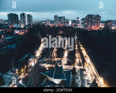 Luftaufnahme Kharkiv Stadtzentrum beliebten Erholungspark Sarzhyn Yar mit Beleuchtung und modernen Wohnviertel. Botanischer Garten Wasserquelle A Stockfoto