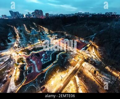 Luftaufnahme Kharkiv Stadtzentrum beliebten Erholungspark Sarzhyn Yar mit Beleuchtung und Wohnviertel. Botanischer Garten Wasserquelle und spielen Stockfoto