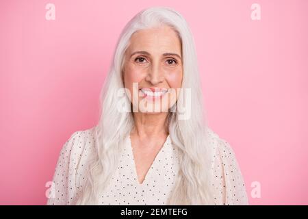 Portrait von attraktiven fröhlich grauhaarige Frau trägt Pinup Bluse formalwear Isoliert über rosa Pastellfarben Hintergrund Stockfoto