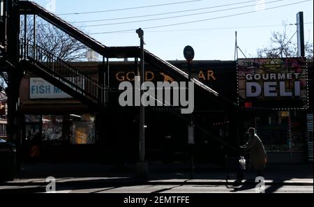 Bronx, New York, USA. Februar 2021, 25th. The Neighborhood als New Yorker Bürgermeister Bill De Blasio verlässt die Leaders of Tomorrow Middle School in der Bronx, nachdem sie die Schüler zur Schule eingeladen hatte und ihre Wiedereröffnung am 25. Februar 2021 im Bronx-Teil von New York City feierte. Kredit: Mpi43/Media Punclh/Alamy Live Nachrichten Stockfoto