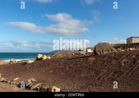 Blick auf den Strand von La Pared. Schöne Aussicht auf das klare Meer, Wellen, Klippen und Strand in Playa de la Pared - Kanarische Inseln, Fuerteventura, Spanien. Stockfoto