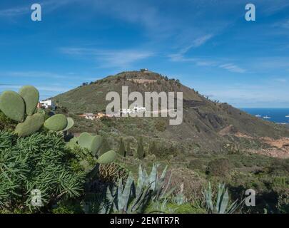 Vulkanische Landschaft des Kraters Caldera de Bandama und des Pico de Bandama. Gran Canaria, Spanien. Sonniger Tag, blauer Himmel. Stockfoto