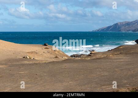 Blick auf den Strand von La Pared. Schöne Aussicht auf das klare Meer, Wellen, Klippen und Strand in Playa de la Pared - Kanarische Inseln, Fuerteventura, Spanien.