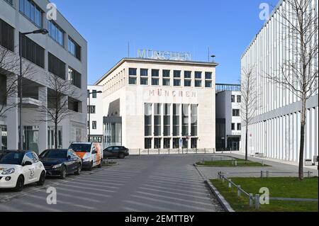 München, Deutschland. Februar 2021, 25th. Die denkmalgeschützte Wappenhalle des alten Münchner Flughafens, umgeben von Neubauten aus der Messestadt Riem. Quelle: dpa/Alamy Live News Stockfoto