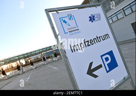 München, Deutschland. Februar 2021, 25th. Thema Bild Corona Impfzentrum. Melden Sie sich beim Corona Impfzentrum in München an der Messe, Bayerisches Impfzentrum Stadt München. Quelle: dpa/Alamy Live News Stockfoto