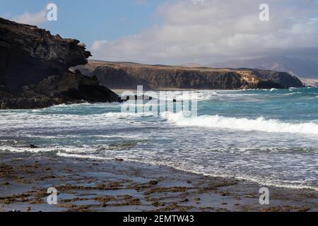 Blick auf den Strand von La Pared. Schöne Aussicht auf das klare Meer, Wellen, Klippen und Strand in Playa de la Pared - Kanarische Inseln, Fuerteventura, Spanien. Stockfoto