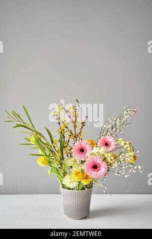 Fertige Blumenarrangement in kenzan eine Vase für zu Hause. Blumenstrauß, Set für den Innenraum. Frische Schnittblumen für die Dekoration zu Hause. Europäischer Blumenladen Stockfoto