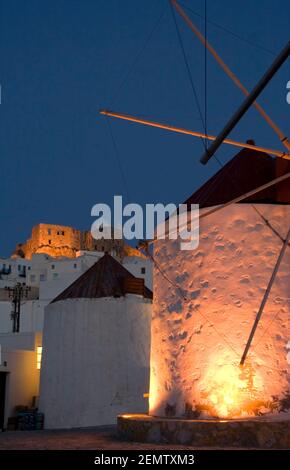 Traditionelle Windmühlen im Dorf Chora, der Hauptstadt der Insel Astypalea, auf den dodekanesischen Inseln, Griechenland, Europa Stockfoto