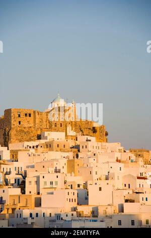 Chora (Hauptstadt) der Insel Astypalaia im warmen Nachmittagslicht, auf den dodekanesischen Inseln, Griechenland, Europa. Stockfoto