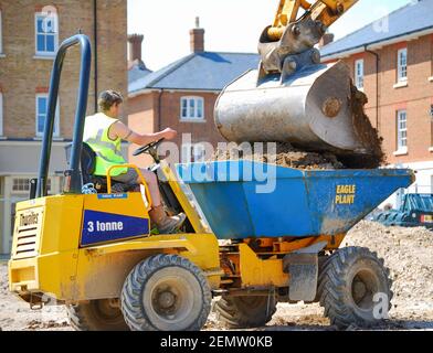 Erdbewegungsmaschinen auf neue Wohnsiedlung, Verkehrssysteme, Dorchester, Dorset, England, Vereinigtes Königreich Stockfoto