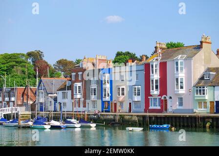 Bunte Häuser am Kai, Weymouth Harbour, Weymouth, Dorset, England, Vereinigtes Königreich Stockfoto