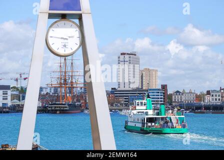 Flut Clock Tower und Gosport Fähre, Gosport Esplanade, Gosport, Hampshire, England, Vereinigtes Königreich Stockfoto