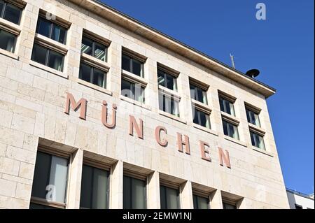 München, Deutschland. Februar 2021, 25th. Die denkmalgeschützte Wappenhalle des alten Münchner Flughafens, umgeben von Neubauten aus der Messestadt Riem. Quelle: dpa/Alamy Live News Stockfoto