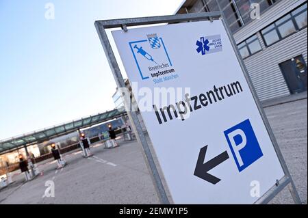 München, Deutschland. Februar 2021, 25th. Thema Bild Corona Impfzentrum. Melden Sie sich beim Corona Impfzentrum in München an der Messe, Bayerisches Impfzentrum Stadt München. Quelle: dpa/Alamy Live News Stockfoto